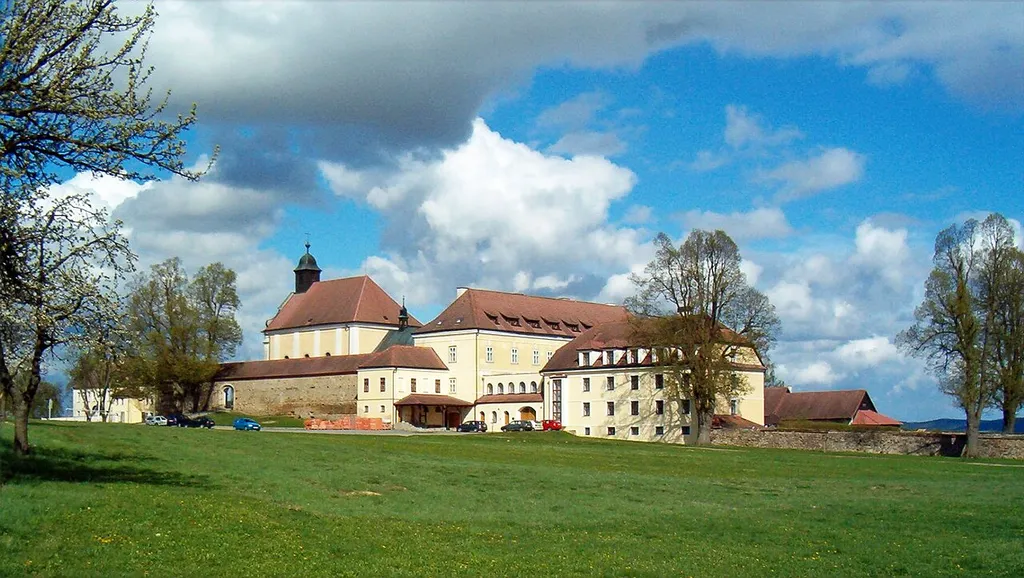 Kostel P. Marie Karmelské s budovou kláštera karmelitánů v Kostelním Vydří