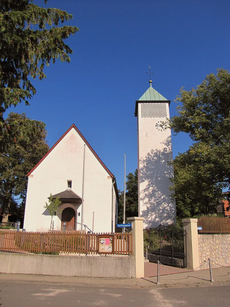 Evangelische Pfarrkirche: Saalbau, im Kern spätgotisch, im 18. Jahrhundert barock überformt, um 1960 verändert; Kampanile, 1962