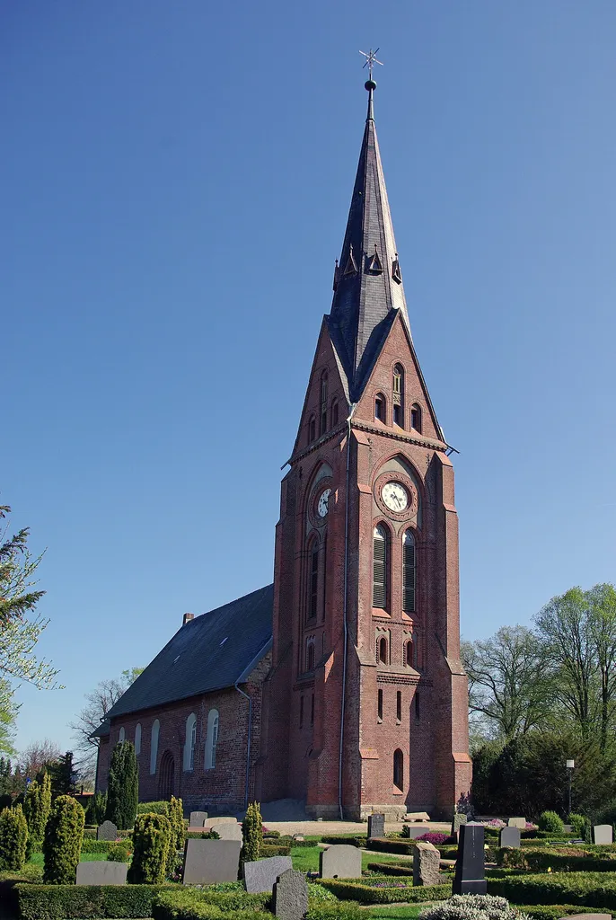 Sterup in Schleswig-Holstein. Die Kirche steth unter Denkmalschutz. Sie entstand in der zweiten Hälfte des 13. Jahrhundert.