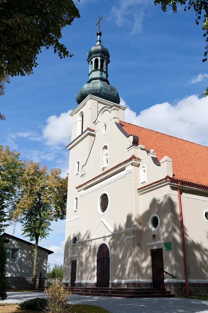 Sumin - kościół parafialny p.w. Św.Jana Chrzciciela. Front kościoła - widok z prawej strony.