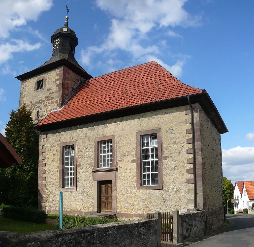 Ev.-luth. Kirche St. Petri in Atzenhausen, Gemeinde Rosdorf, Niedersachsen. Turm mittelalterlich, Saalbau errichtet 1821–22