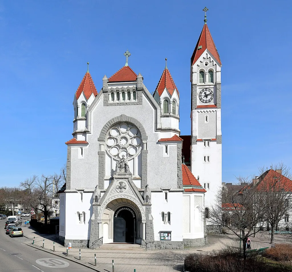 Südwestansicht der Rosenkranzkirche in Hetzendorf, ein Bezirksteil des 12. Gemeindebezirks Meidling in der österreichischen Bundeshauptstadt Wien.Die Kirche im neuromanischen Stil (mit Jugendstilelementen) wurde von 1908 bis 1909 nach Plänen von Hubert Gangl und Eugen Felgel errichtet. Die Grundsteinlegung erfolgte am 4. Juni 1908 und die Weihe auf "Heilige Maria, Königin des Hochheiligen Rosenkranzes" am 2. Oktober 1909 durch Weihbischof Godfried Marschall, unter Beisein des Kaisers Franz Joseph. Am 17. Oktober 1944 wurde die Kirche durch eine Bombe teilweise zerstört und nach dem Krieg (1953) wieder instandgesetzt.