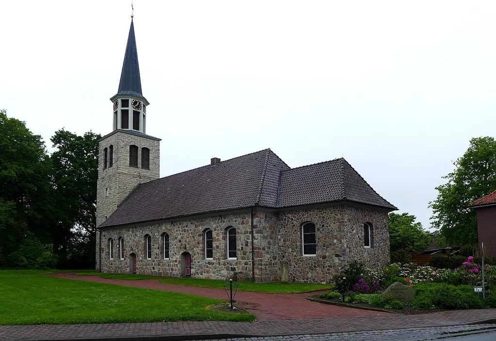 Feldsteinkirche in Elsdorf, Kreis Rotenburg (Wümme). Kirchenschiff der Evangelisch-Luth. Allerheiligen-Kirche aus dem Jahre 1798. Der Kirchturm wurde im Weltkrieg II zerstört und 1955 wieder aufgebaut. Die Kirche ist ausgestattet mit einer Ott-Orgel aus dem Jahre 1954.