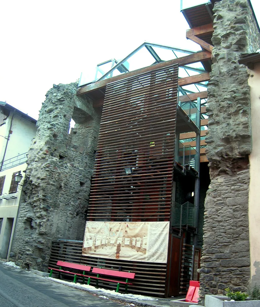 Facciata del Castello di Pilato, la parte lignea al posto della parete copre la struttura della scala che porta fino al camminamento delle torri. Il Castello di Pilato si trova a Nus, Valle d'Aosta, Italia