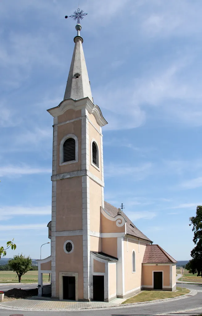 Die katholische Filialkirche „Zum gegeißelten Heiland“ in Neudorf bei Landsee, ein Ortsteil der burgenländischen Marktgemeinde Markt Sankt Martin. Eine einfache Saalkirche, die 1818 errichtet und 1948 renoviert wurde. Der angebaute Westturm hat als Dach einen steinernen Pyramidenhelm.