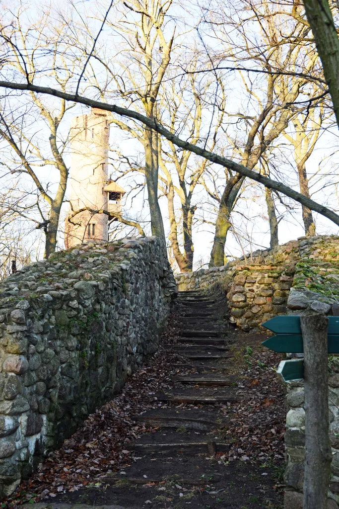 Toranlage der wettinischen Höhenburg Malchow in Bad Freienwalde (Oder), um 1214