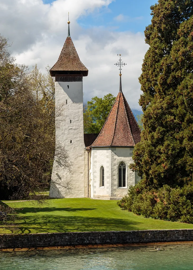 Scherzligen Reformed Church, Seestr. 41 in Thun. Nave built around 1000, tower from the 12th/13th century.