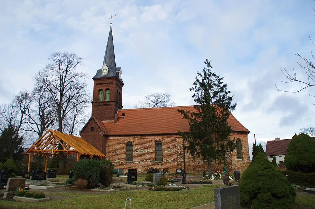 Brandenburg an der Havel, Ortsteil Schmerzke. Die Kirche steht unter Denkmalschutz. Der Blick ist von Süden.