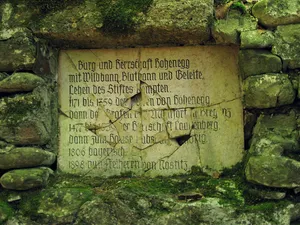 Gedenktafel auf dem Burgstall Hohenegg