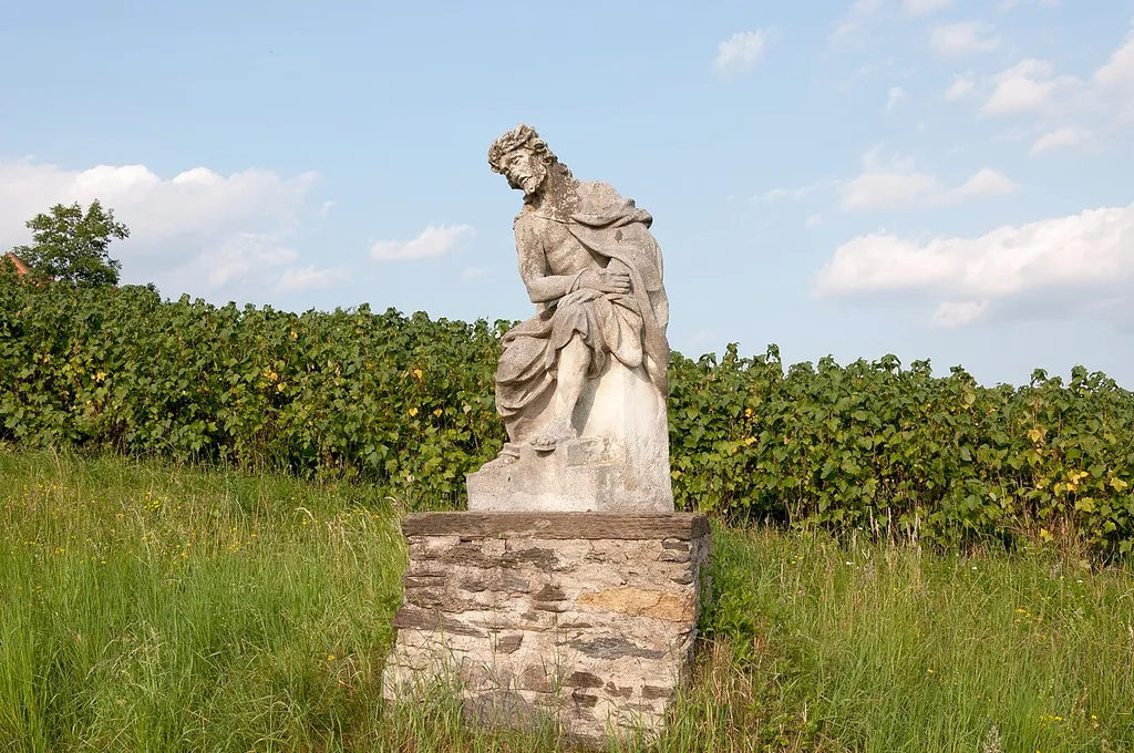 Die 4 Sandsteinfiguren am Weg zur Kalvarienbergkirche wurden von Philipp Jakob Straub angefertigt. Zusammen mit der Kalvarienbergkirche bilden sie die fünf Stationen des schmerzhaften Rosenkranzes.