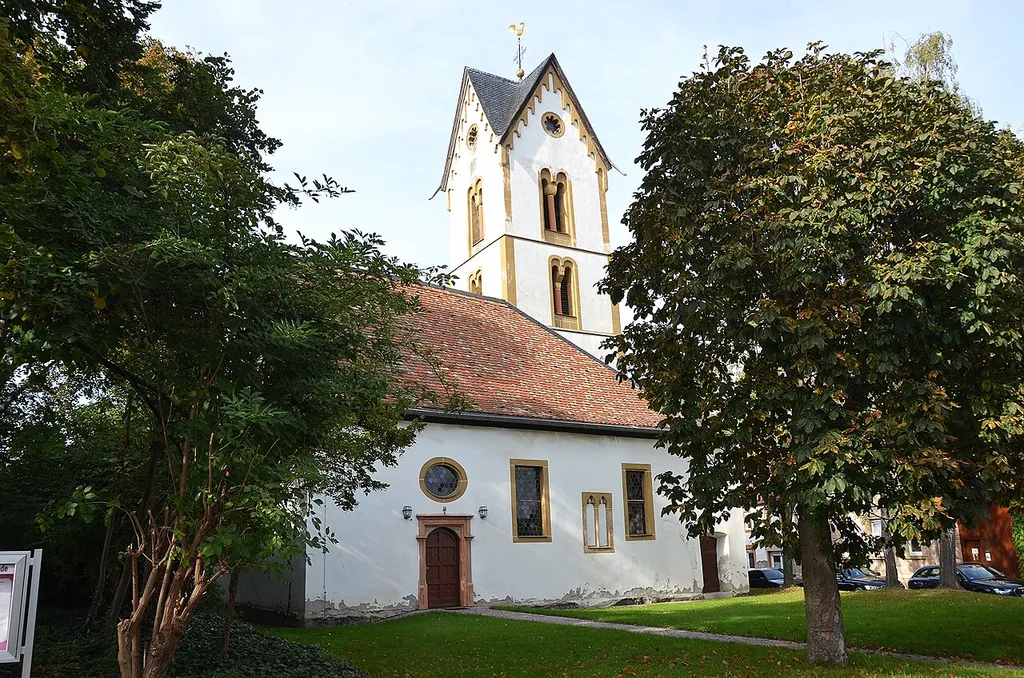 romanischer Chorturm, um 1200, im Kern spätgotisches Schiff, bezeichnet 1569, um 1720 erweitert