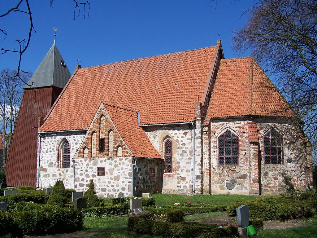 Elmenhorst, Kirche - Ansicht vom Kirchhof (2008-04-20)