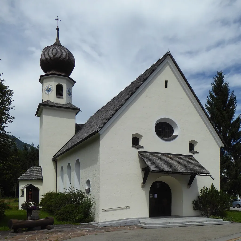 Reutte in Tirol, Kirche Herz Mariens in der Tränke, von Süden gesehen.