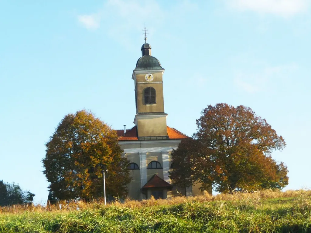 Auf dem Gipfel steht die klasistische Gemeinde Kirche der heiligen Marija Magdalena aus der ersten Hälfte des 19. Jahrhundert (gebaut wurde sie im Jahr 1824) und präsentiert eine der ersten und wichtigsten arhitekturischen Merkmale dieses Ortes. Die Kirche wird an diesem Platzt zuerst erwähnt im Jahr 1617, die Kapelle aber schon im Jahr 1280. Auf dem Höhepunkt, wo die Kirche steht, stand einmal eine Kapelle. Die Kapelle entstand unter dem Einfluss des Koroški Šentpavelski Benediktinski Kloster und wurde später in den Jahren 1371, 1443, 1459, 1462 und um Jahr 1480 erwähnt.