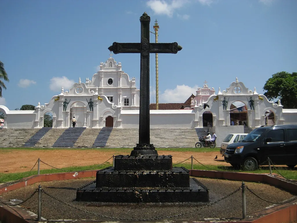 കോട്ടയം ജില്ലയിൽ മീനച്ചിൽ താലൂക്കിൽ കുറവിലങ്ങാടിനടുത്ത് രാമപുരം പട്ടണത്തിന് അഭിമുഖമായി തൊട്ടുരുമി നിൽക്കുന്ന അതിപുരാതനമായ രണ്ടു പള്ളികളാണ് സെന്റ് ആഗസ്ത്യൻസ്, സെന്റ് മേരീസ് പള്ളികൾ. രാമപുരത്തുള്ള ഈ രണ്ടു പള്ളികളും കത്തോലിക്ക സഭയുടെ കീഴിൽ പാല രൂപതയുടെ അധികാരപരിധിയിലാണ്. പരിശുദ്ധ കന്യകാമറിയത്തെ പ്രതിഷ്ഠിച്ചിട്ടുള്ള ആദ്യത്തെ രാമപുരം പള്ളി എ.ഡി. 1450 നോടടുത്ത് പണി പൂർത്തിയായി. അതിന് ശേഷം രണ്ട് പ്രാവശ്യംകൂടി ഈ പള്ളി പുതുക്കി പണിയുകയുണ്ടായി. ഇന്ത്യയിൽ പോർച്ചുഗീസുകാരുടെ ഭരണകാലഘട്ടത്തിൽ, ഗോവ മെത്രാപോലീത്തയായിരുന്ന അലക്സിന് ഡോം മെനെസിസ് അടിസ്ഥാന ശില ആശിർവദിച്ച പള്ളി പോർച്ചുഗീസ് ശില്പമാതൃകയിൽ പുതുക്കി പണിതിരുന്നു. അദ്ദേഹം ആഗസ്തീനിയൻ സഭാവൈദീകനായിരുന്നു. അദ്ദേഹത്തിന്റെ സ്വാധീനത്തിലായിരിക്കണം വിശൂദ്ധ ആഗസ്തിൻ ഈ പള്ളിയിൽ പ്രതിഷ്ഠിക്കപ്പെട്ടതെന്ന് കരുതുന്നു. കന്യകാമറിയത്തിന്റെ നാമധേയത്തിലുള്ള പഴയ പള്ളിയുടെ അൾത്താര സങ്കീർത്തിയിൽ സൂക്ഷിച്ചുവെച്ചിട്ടുണ്ട്. ഈ അൾത്താരയിലെ ചിത്രങ്ങൾ ഭാരതീയ ചിത്ര രീതിയിലാണ് രചിച്ചിട്ടുള്ളത്. 1865 ജൂലായ് 16 ന്, കർമ്മലമാതാവിന്റെ തിരുന്നാൾ ദിനത്തിൽ, പഴയ പള്ളി അതേപടി നിലനിറുത്തികൊണ്ട് പുതിയ പള്ളിക്കുള്ള ശിലാസ്ഥാപനം നടത്തുകയും പരിശൂദ്ധ കർമലമാതാവിന്റെ നാമധേയത്തിൽ പുതിയ പള്ളി പണിയുകയും ചെയ്തു. ഈ പള്ളികളുടെ മുൻപിൽ ഒരു കൽകുരിശും 7 നിലകളിലായി ഒരു കപ്പേളയും പണിത് 31 ഡിസംബർ 1957 ൽ ആശീർവാദം നടത്തി. ശില്പകലയിൽ പോർച്ചുഗീസ് പാരമ്പര്യം നിലനിൽക്കുന്നതുകൊണ്ടാകാം രണ്ട് പള്ളികളുടേയും പ്രവേശനകവാടത്തിൽ തോക്കുകളേന്തിയ പട്ടാളക്കാരുടെ ശില്പങ്ങൾ നിർമ്മിച്ചിരിക്കുന്നത്. ഇവിടെ വരുന്ന വിശ്വാസികൾ ഒരു ആചാരമായി മുകളിൽ കുരിശോടുകൂടിയ ഒരു വലിയ നിലവിളക്കിൽ എണ്ണയൊഴിക്കാറുണ്ട്. വാഴ്ത്തപ്പെട്ട തേവർപറമ്പിൽ കുഞ്ഞച്ചൻ ഇതേ ഇടവകാംഗമായതിനാൽ, അദ്ദേഹത്തിന്റെ വസ്തുക്കൾ, ഉദാഹരണം: റേഷൻ കാർഡ് മുതൽ കിടക്കാൻ ഉപയോഗിച്ചിരുന്ന കട്ടില് വരെ അമൂല്യ വസ്തുക്കളായി ഈ പള്ളിയോട് ചേർന്ന് മറ്റൊരു കെട്ടിടത്തിൽ സൂക്ഷിച്ചിട്ടുണ്ട്. പണ്ട് കാലത്ത് ദളിത് വിദ്യാർത്ഥികളെ വിദ്യാലയങ്ങളിൽ പ്രവേശിക്കുന്ന പതിവുണ്ടായിരുന്നില്ല. ഈ പള്ളിയോട് ചേർന്ന് രണ്ടു നിലകളിലായി സ്ഥിതിചെയ്യുന്ന കെട്ടിടത്തിൽ കുഞ്ഞച്ചൻ ദളിത് വിദ്യാർത്ഥികളെ പഠിപ്പിച്ചിരുന്നതായി കാണുന്നു. ഈ രണ്ട് പള്ളികളുടേയും പാഠശാലയുടെയും പ്രാധാന്യം കണക്കിലെടുത്ത് കേരള സർക്കാർ 2007 ജൂലാ