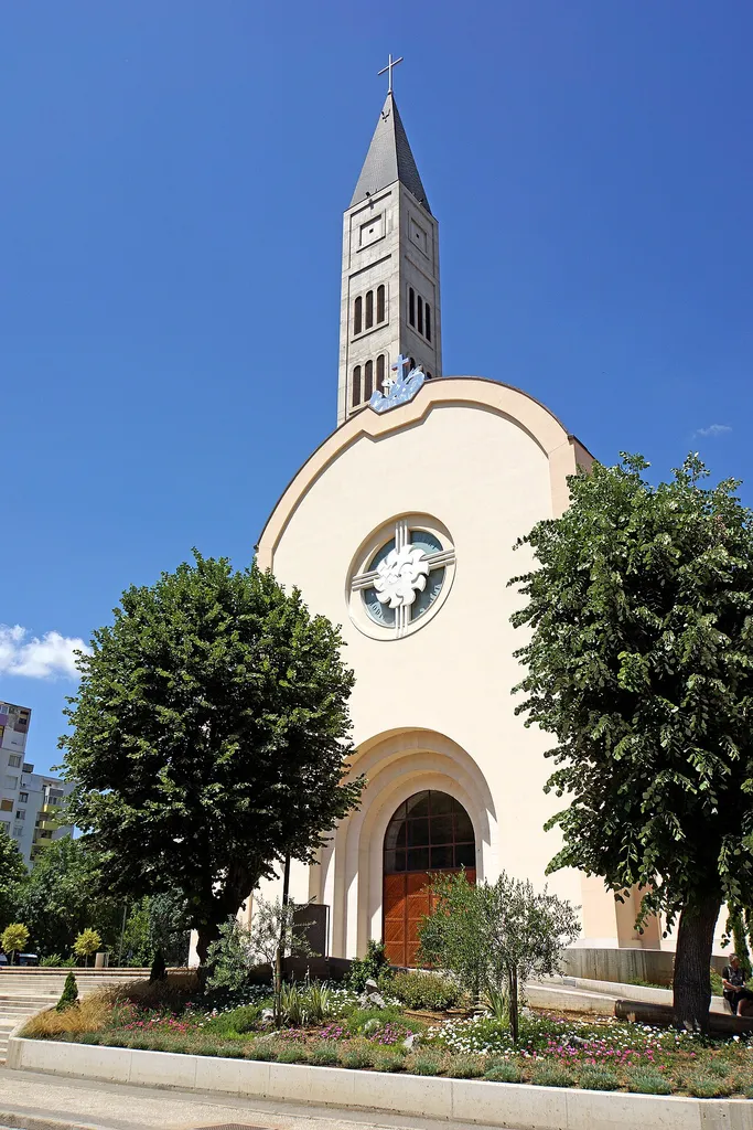 In Mostar, the Ottomans helped build a Catholic church in 1866. The church was destroyed during the 1992 war and the new, larger structure was erected in 2000 on the foundations of the previous building. The Complex is also proud of its library with its prestigious 50,000 ancient volumes of both the Western and Eastern worlds, and in fact it is the largest of all the libraries with such characteristics in the whole of Herzegovina. The building also holds an important art collection with works of Italian Masters of the 16th and 17th centuries, apart from works of more contemporary art.
