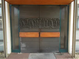 Menschen, die in die Kirche streben