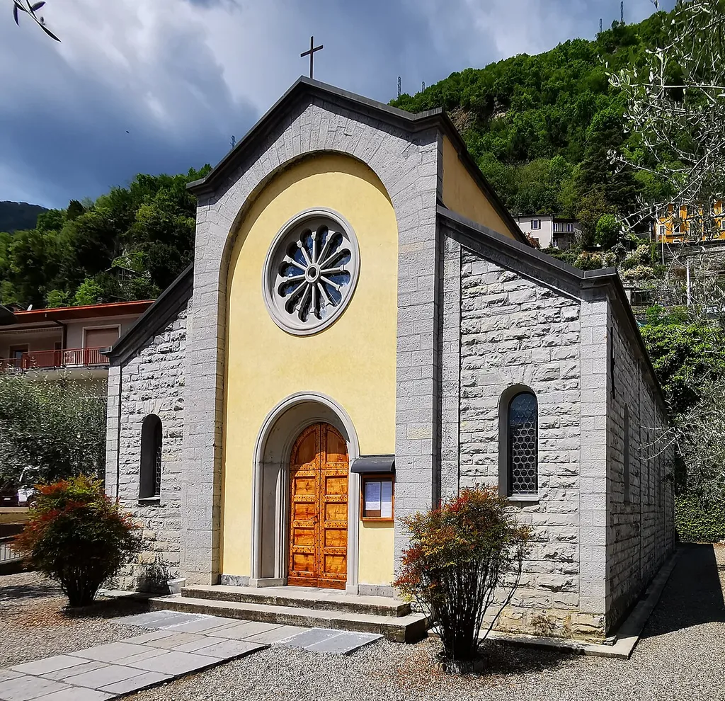 Chiesa della Regina Pacis a Tosnacco (Moltrasio)