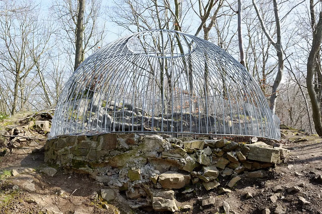 Bruchstein-Fundament des Rundturms