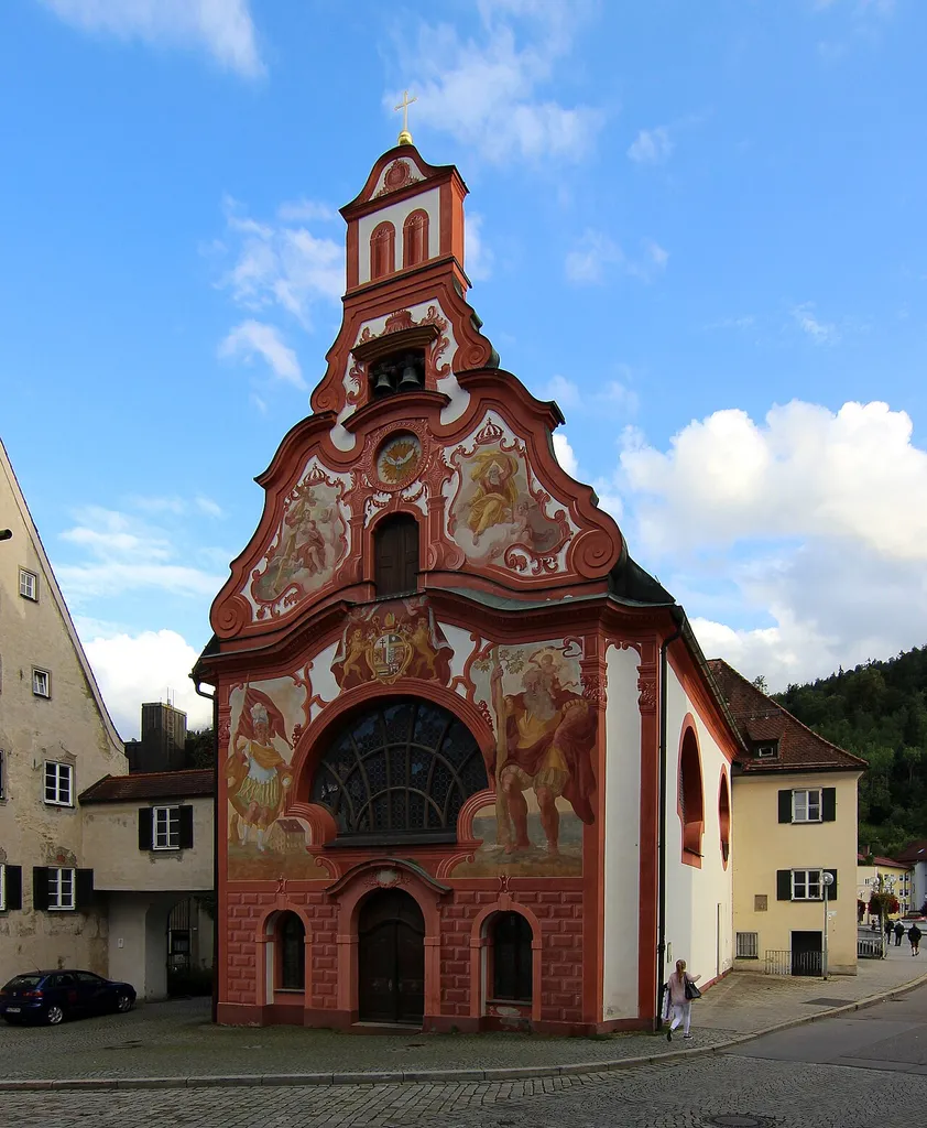 Katholische Spitalkirche Hl. Geist, zentralisierender Bau mit bemalter Nordfassade, erbaut 1748/49 von Franz Karl Fischer; mit Ausstattung.