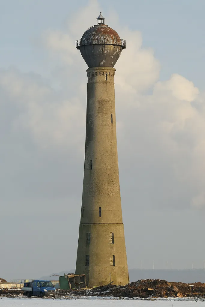 Der Wasserturm in Jüchen-Holz (alt) rel. kurz vor seinem Abriss. Aufgenommen am 04.01.2011, um 16:46 Ortszeit. Im Hintergrund ist die "Vollrather Höhe" zu sehen.