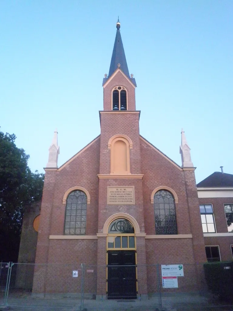 Tapijtkerk aan de Westerblokker in Blokker met nieuwe spits en zonder steigers. Pinakels staan inmiddels ook op de hoeken van de voorgevel.