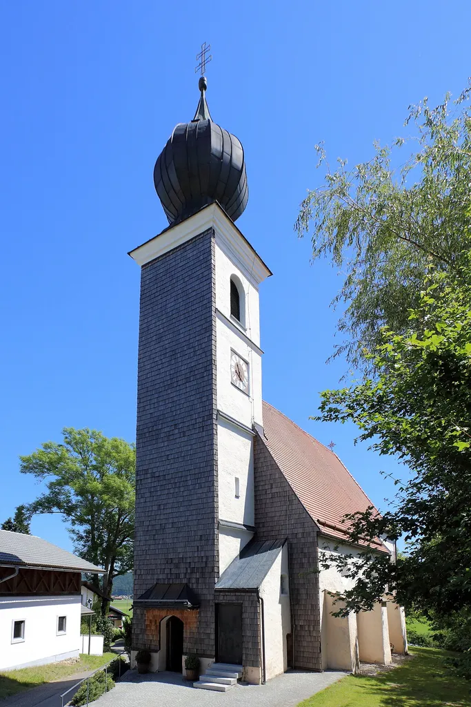 Südwestansicht der katholischen Filialkirche hl. Valentin in Valentinhaft, ein Ortsteil der oberösterreichischen Gemeinde Munderfing. Eine gotische Kirche, die 1459 geweiht wurde.