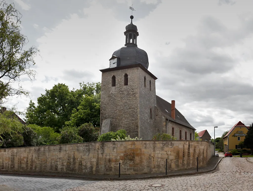 Die Dorfkirche Schmirma, Ansicht von Nordosten