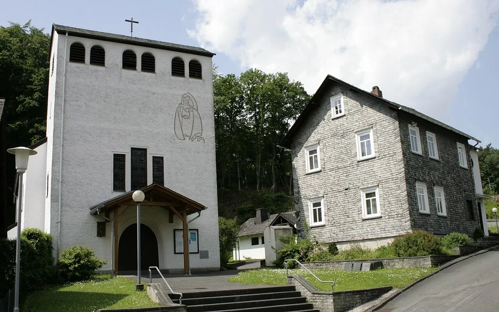 Kirche und Pfarrhaus in Langhecke, Deutschland