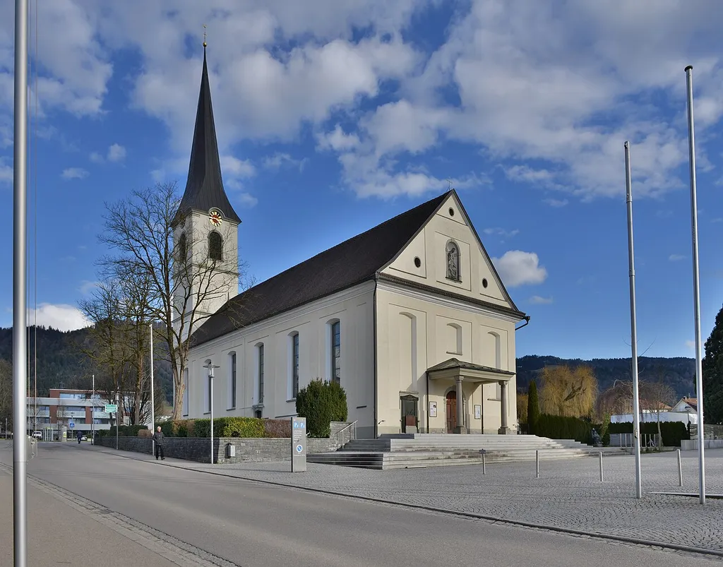 Pfarrkirche hl. Martin in Hörbranz. Kreuzwegstationen in der Apsis von Hubert Fessler 1954; Glasmalereien von der K. Bayerischen Hofglasmalerei F.X. Zettler, München 1895.