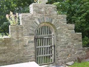 Lychgate to S entrance of Church of St Eilian