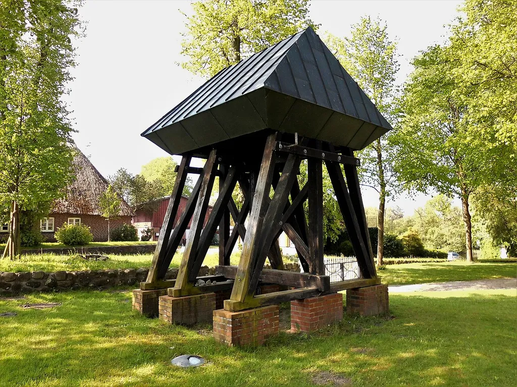 Der Glockenstapel der St.Georg-Kirche in der Gemeinde Flemhude bei Kiel.