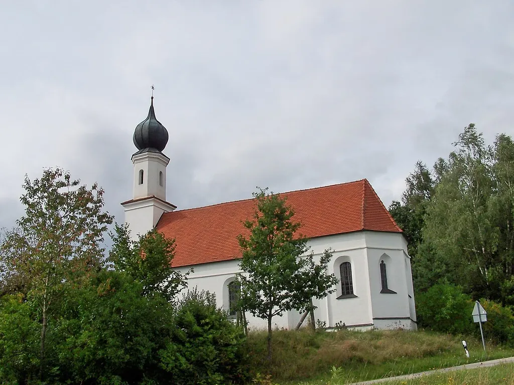 Rottenburg an der Laaber. Kreuzthann. Filialkirche Hl. Kreuz. 2. Hälfte 15. Jahrhundert, Turm 17./18. Jahrhundert; mit Ausstattung.