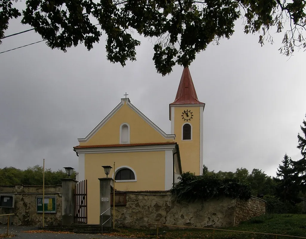 Kath. Pfarrkirche hl. Georg von der Straße gesehen