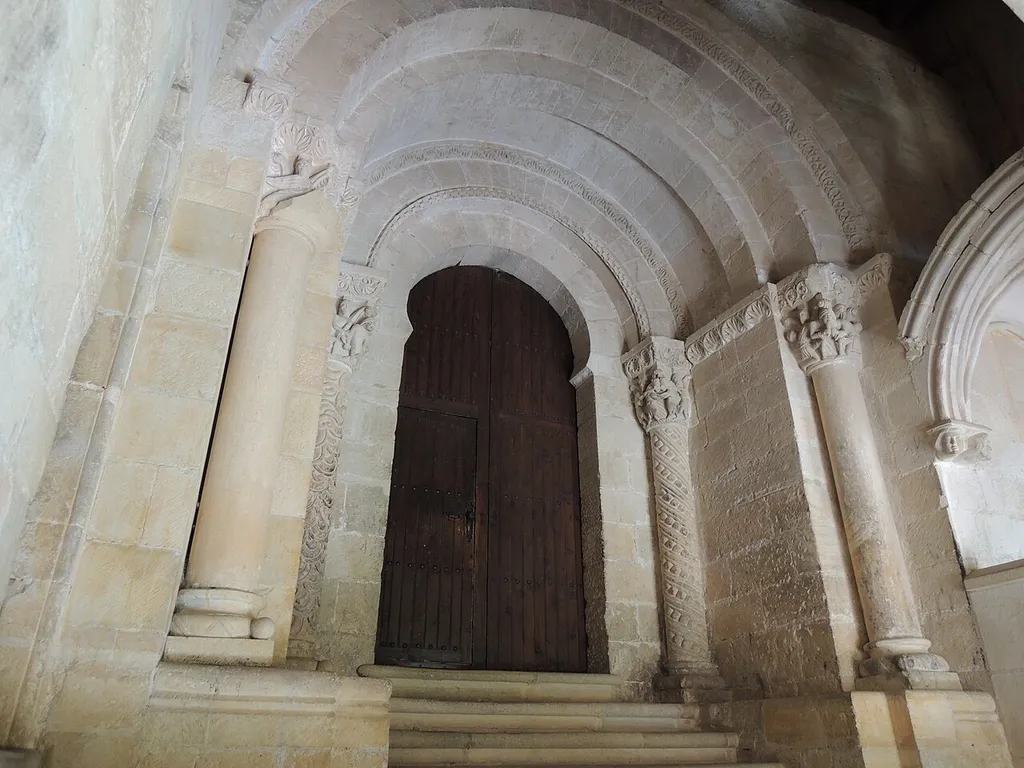 Una de las puertas que accedía a la antigua iglesia románica desde el transepto sur, es conocida como portada de las Vírgenes.