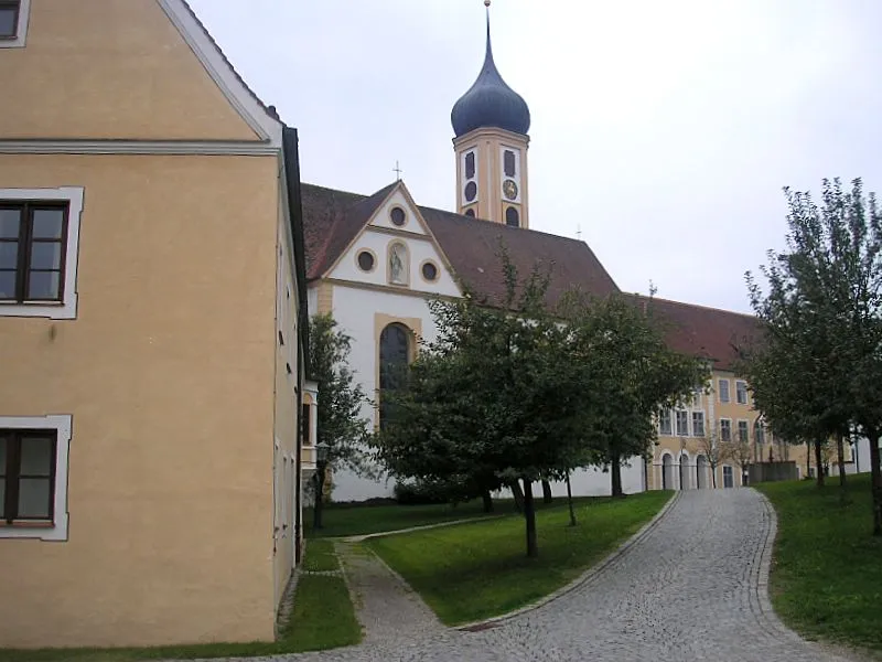 Kloster Oberschönenfeld bei Augsburg (Bayerisch-Schwaben). Blick zur Kirche. Eigene Aufnahme, Sept. 2006 / Oberschoenenfeld Monastery near Augsburg (Bavaria, Germany). The church. Own photo, Sept. 2006