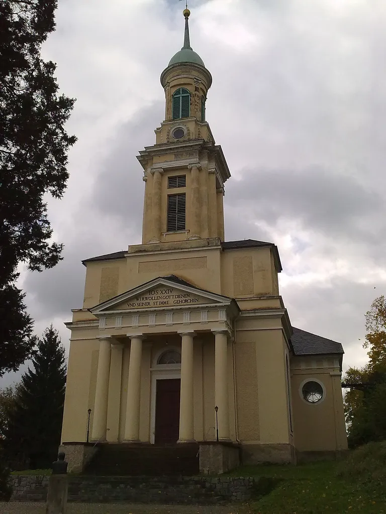 Die Sankt Mauritiuskirche, eine der bedeutendsten klassizistischen Dorfkirchen in Sachsen unterhalb des Schlosses Wolkenburg. Mit Veröffentlichung im Kirchenblatt 2016 wurde geklärt, dass der Name seit 1804 Neue Kirche Wolkenburg ist.