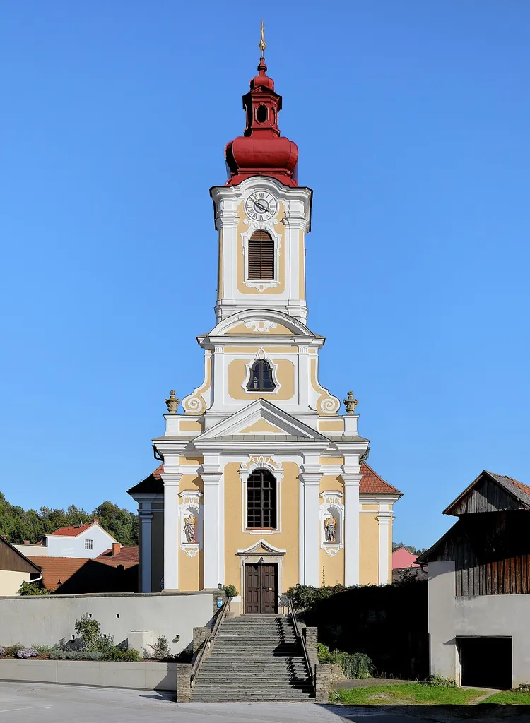 Westansicht der röm.-kath. Pfarr- und Wallfahrtskirche Maria Hasel in der österreichischen Marktgemeinde Pinggau in der Steiermark. Erbaut wurde die ursprünglich gotische Kirche vermutlich Anfang des 14. Jahrhunderts und von 1703 bis 1706 im Stil des Barocks umgebaut sowie erweitert.