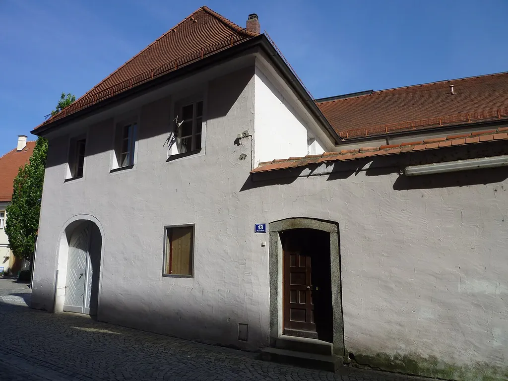 Das Haus der ehemaligen Seelenbruderschaft zu Straßkirchen befindet sich am Pfarrplatz 13 in Straubing. Es handelt sich um einen zweigeschossigen Walmdachbau mit Seitenflügel und Hofmauer aus dem 18. Jahrhundert.