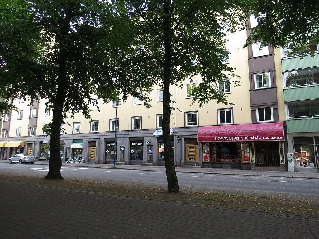 Keskuskatu 23 Kotkassa. Rakennuksessa toimii muun muassa elokuvateatteri Kinopalatsi.