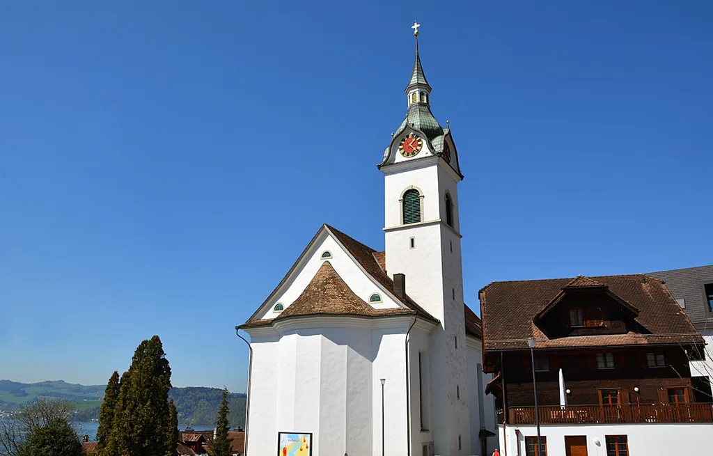 Walchwil ZG, Dorfzentrum mit Pfarrkirche St. Johannes der Täufer