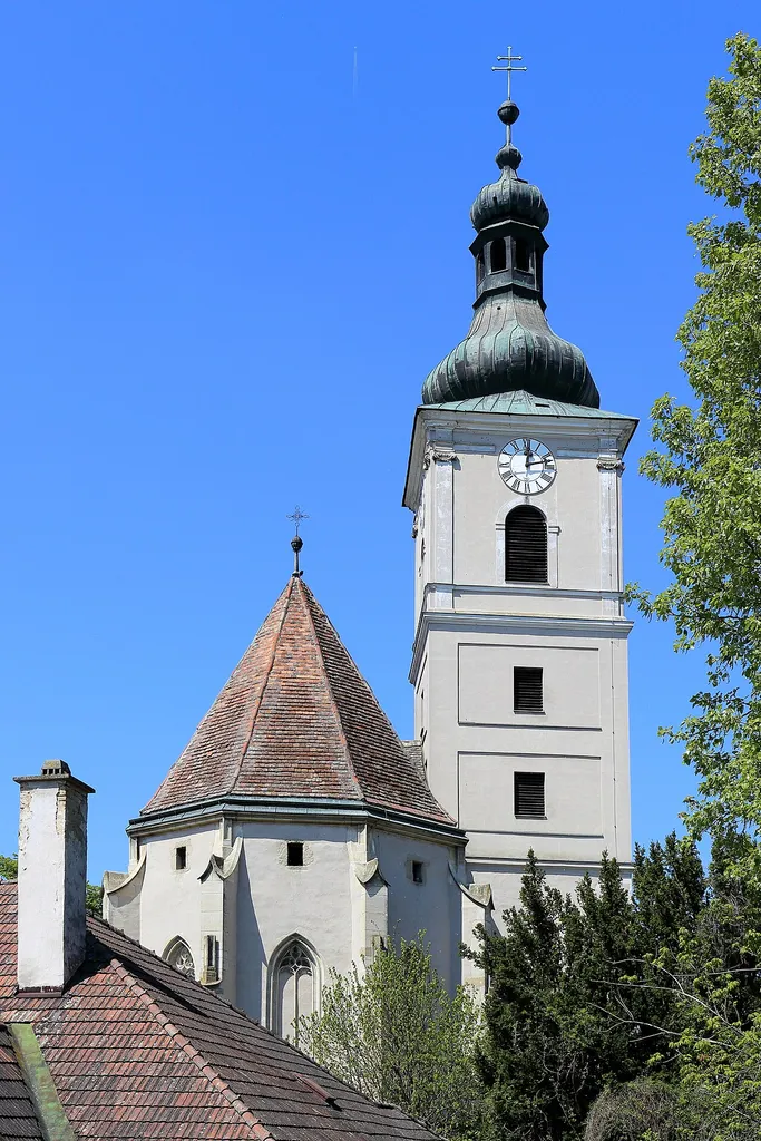 Ostansicht der römisch-katholischen Pfarrkirche Maria Himmelfahrt in Oberhautzental, ein Ortsteil der niederösterreichischen Marktgemeinde Sierndorf.Eine spätgotische Kirche. Das dreijochige Langhaus wurde Mitte des 15. Jahrhunderts errichtet und der zweijochige Chor mit 5/8-Schluß sowie der Nordturm Anfang des 16. Jahrhunderts.