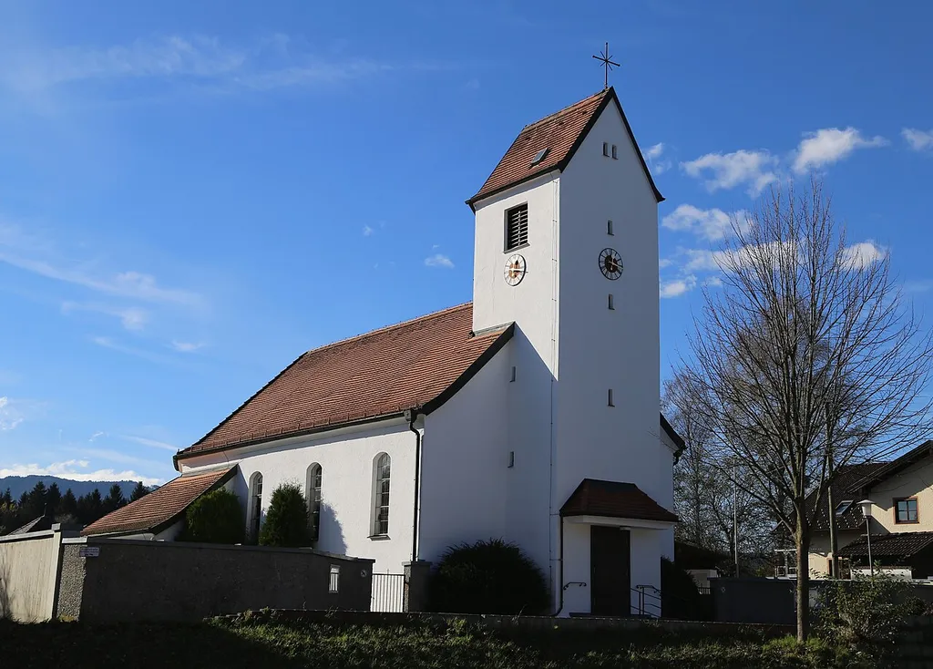 Hauptstraße 6; Kath. Kuratiekirche St. Theresia von Lisieux, Saalbau mit westlichem Sattelturm, 1928; mit Ausstattung. D-1-87-165-15 This is a picture of the Bavarian Baudenkmal (cultural heritage monument) with the ID D-1-87-165- (Wikidata)