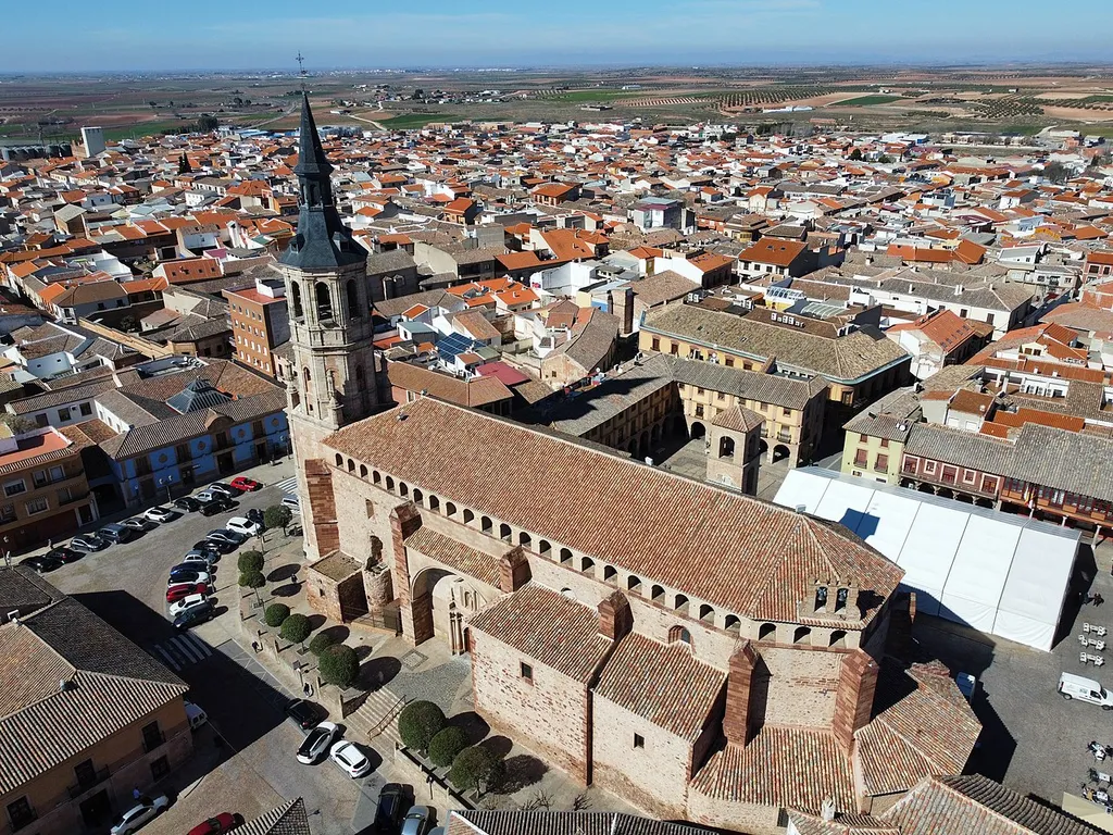 La Solana (Ciudad Real), 17 de febrero de 2022.- La consejera de Educación, Cultura y Deportes, Rosa Ana Rodríguez, visita la rehabilitación de la iglesia de ‘Santa Catalina’ de La Solana. (Foto: JCCM)