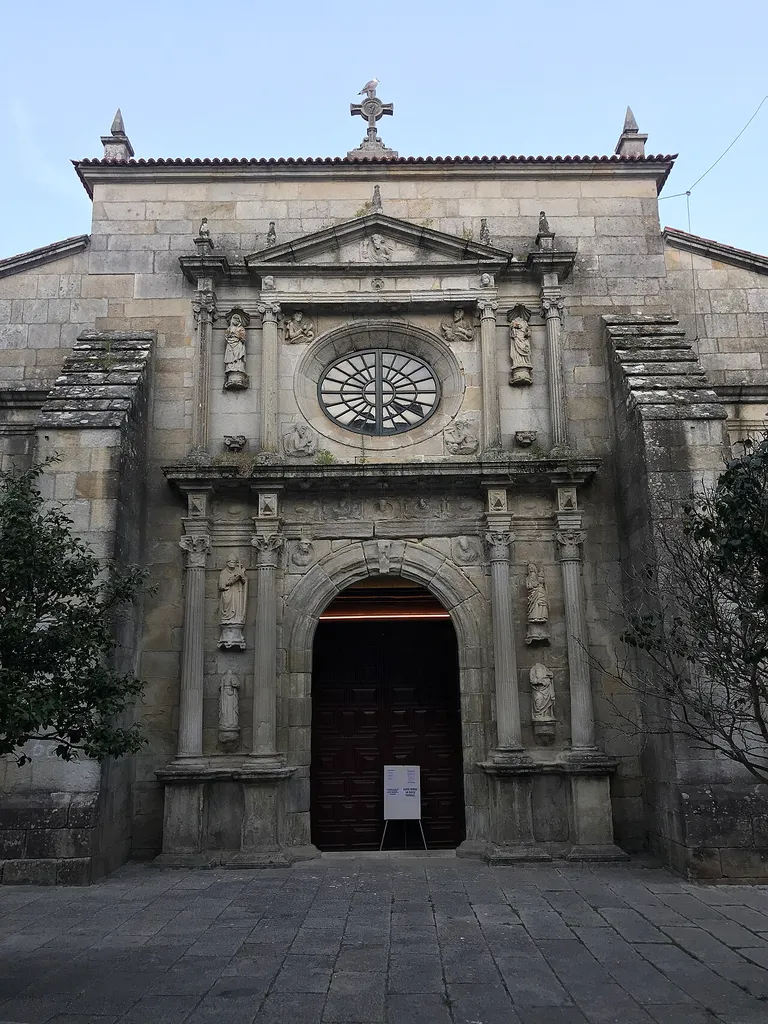 Pórtico de entrada de la Iglesia de Santiago de Cangas do Morrazo , Pontevedra (Galicia, España)
