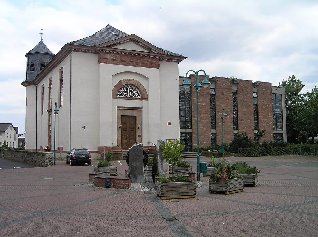Katholische Kirche St. Dionysius in Kelkheim-Münster, Deutschland. Die Kirche war der erste klassizistische Kirchenbau in Nassau und wurde 1808 bis 1811 nach den Entwürfen von de:Christian Zais erbaut und 1969-1970 durch einen modernen Anbau erweitert.
