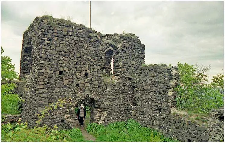 Fotografie zříceniny obytné věže hradu Ronov u České Lípy.