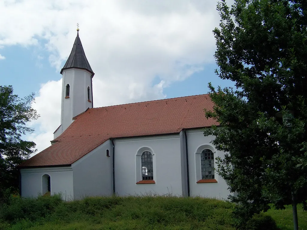 Oberspechtrain, Katholische Filialkirche St. Stephan, barocker Saalbau mit eingezogenem Chor nach Norden und Südturm, Neubau 1723; mit Ausstattung.