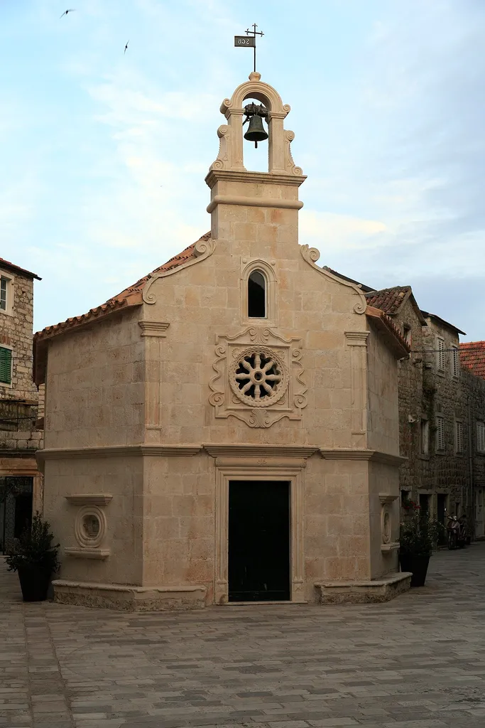Johanneskirche auf dem gleichnamigen Platz, die Kirche ist im 15. Jahrhundert gebaut worden und damit deutlich älter als die umgebende Bebauung. Im 17. Jahrhundert wurde sie barockisiert und nach 2010 gründlich saniert.