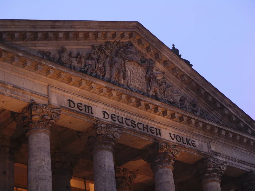 Nahaufnahme des Reichstagsgebäudes in Berlin, februar 2007